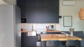 KĂŒhlschrank, Mikrowelle, Ofen, Herdplatte