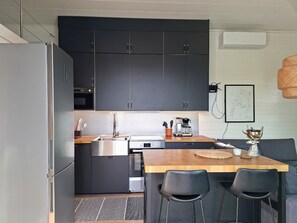 Een koelkast, een microgolfoven, een oven, een kookplaat