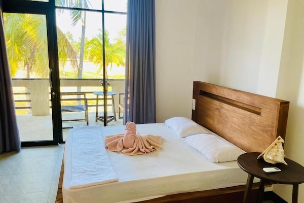 デラックス ダブルルーム バルコニー | 高級寝具、ミニバー、セーフティボックス (室内)、客室ごとに異なる装飾