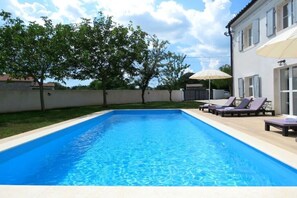 Pool - Beautiful and relaxing house in quiet village with heated pool (Petehi)