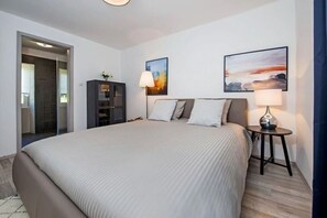 3 bedrooms, iron/ironing board, WiFi, bed sheets - Beautiful and relaxing house in quiet village with heated pool (Petehi)