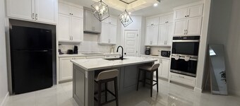 Modern Comfort near Zoo & Space
