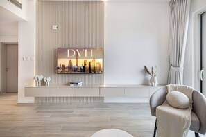 Căn hộ Cao cấp, quang cảnh kênh | Khu phòng khách | Smart TV 55-inch có truyền hình kỹ thuật số, Netflix, dịch vụ stream