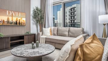 Apartament destacat, vistes al canal | Sala d'estar | Televisor intel·ligent de 55 polzades amb canals digitals i Netflix