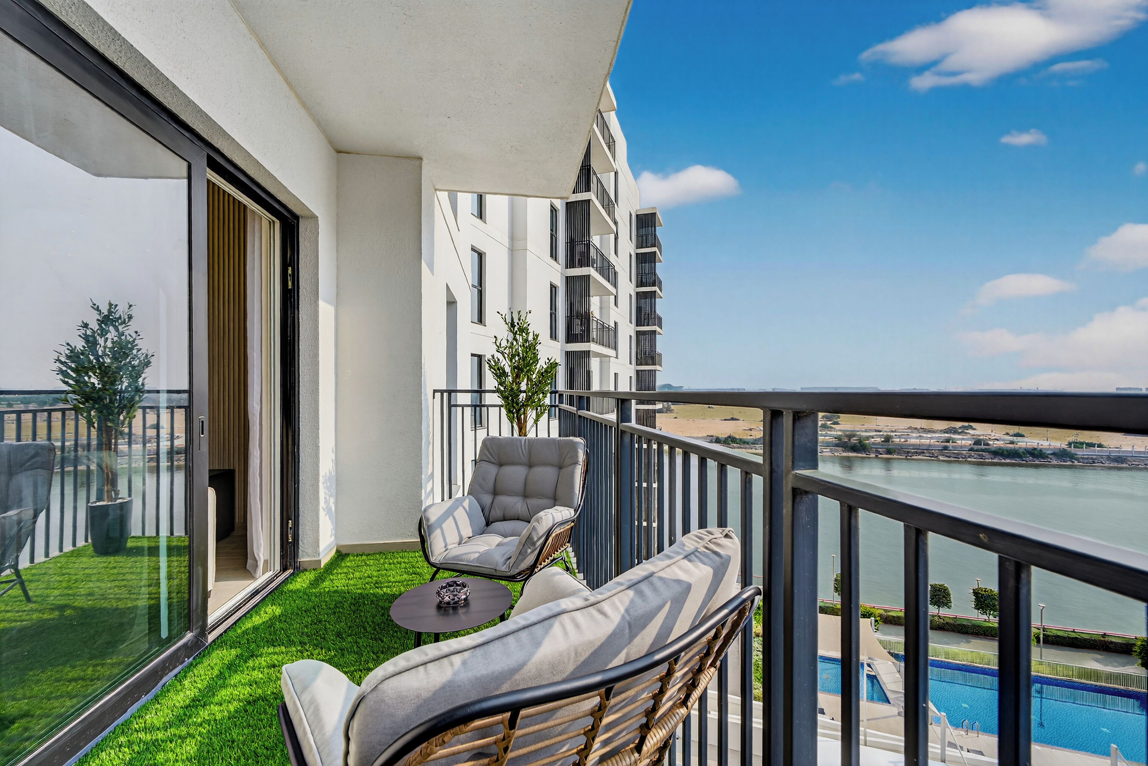 Panorama appartement, uitzicht op kanaal | Uitzicht vanaf balkon