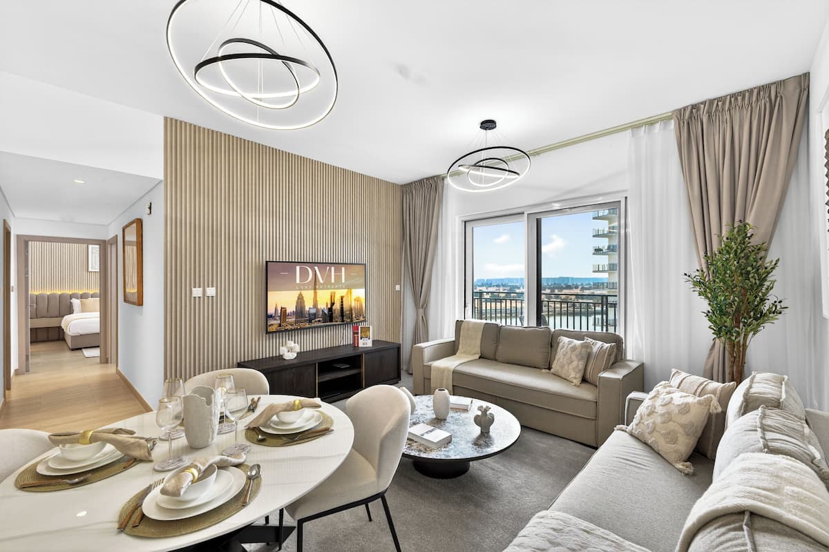 Departamento panorámico, vista al canal | Área de sala de estar | Smart TV de 55 pulgadas con canales digitales y Netflix