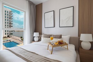 Departamento Deluxe, vista a la alberca | Caja de seguridad en la habitación y decoración personalizada 