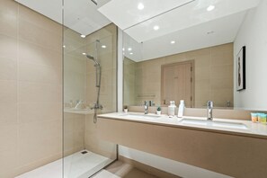 Een haardroger, een bidet, handdoeken