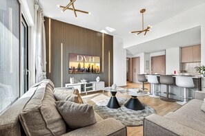 Deluxe Apartment, Courtyard View | Living area