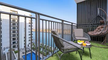 Signature-huoneisto, näköala kanavalle | Näkymä parvekkeelta