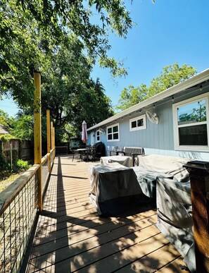 Terrace/patio - Cozy 3-bedroom 2-bath house in Central East Austin w/ yard (Austin)