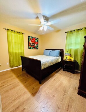 3 bedrooms, desk, iron/ironing board, free WiFi - Cozy 3-bedroom 2-bath house in Central East Austin w/ yard (Austin)