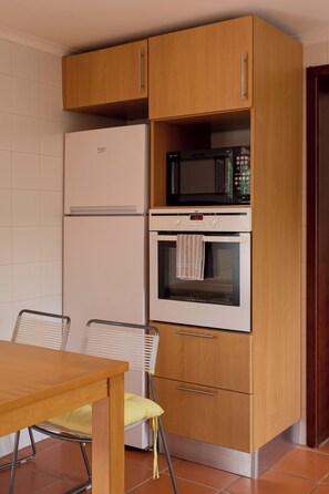 Frigorífico, microondas, horno y lavavajillas