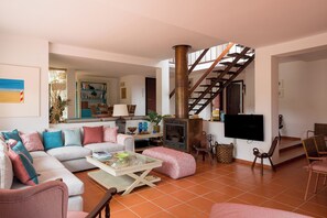 TV - Villa Colares Retreat – Pool, Beach, Sintra (Sintra)