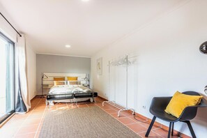 5 bedrooms, iron/ironing board, WiFi, bed sheets