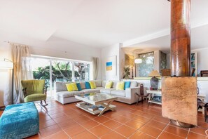 TV - Villa Colares Retreat – Pool, Beach, Sintra (Sintra)