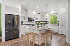 Fridge, microwave, oven, stovetop - Spacious 4BR Exec Home - Near DIA & Medical Center (Commerce City)