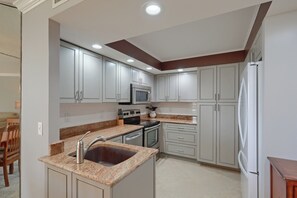 Private kitchen - Charming 2-bedroom condo with WiFi and fitness room in brilliant Riveria Beach (Riveria Beach)