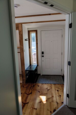 Interior - Cozy 1-bedroom apartment with WiFi, parking, and keyboard in a peaceful setting. (Gresham)