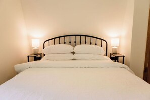 1 bedroom, free WiFi, bed sheets - Cozy 1-bedroom apartment with WiFi, parking, and keyboard in a peaceful setting. (Gresham)