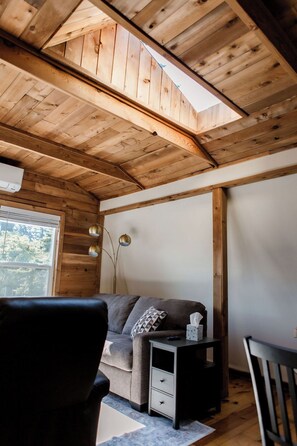 Smart TV - Cozy 1-bedroom apartment with WiFi, parking, and keyboard in a peaceful setting. (Gresham)