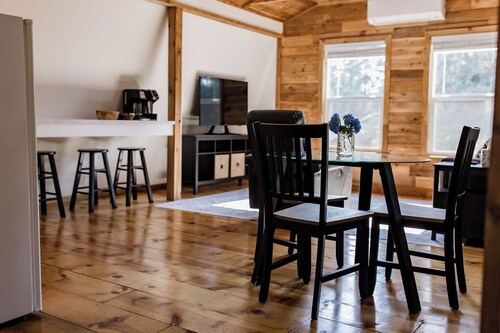 Cozy 1-bedroom apartment with WiFi, parking, and keyboard in a peaceful setting.