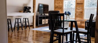 Cozy 1-bedroom apartment with WiFi, parking, and keyboard in a peaceful setting.