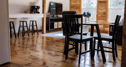 Cozy 1-bedroom apartment with WiFi, parking, and keyboard in a peaceful setting.