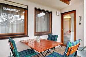 Outdoor dining - Apartment 'Löwenzahn' with Mountain View, Private Terrace and Wi-Fi (Unterkirnach)