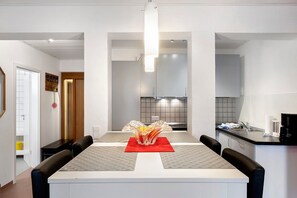 Dining - Apartment 'Löwenzahn' with Mountain View, Private Terrace and Wi-Fi (Unterkirnach)