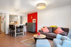 TV - Apartment 'Löwenzahn' with Mountain View, Private Terrace and Wi-Fi (Unterkirnach)