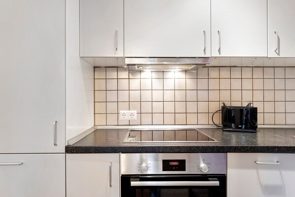 Réfrigérateur, un four, surface de cuisson, lave-vaisselle