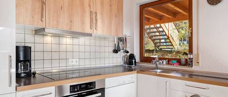 Frigorífico, horno, placa de cocina y lavavajillas