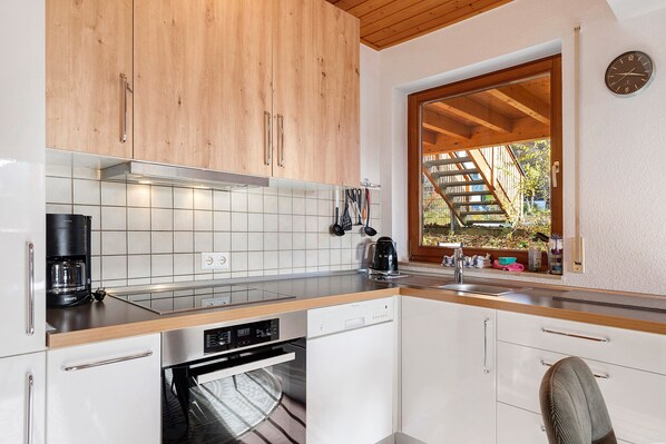 Fridge, oven, stovetop, dishwasher