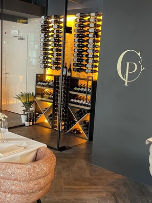 Déjeuner, dîner et brunch servis sur place, vue sur le jardin