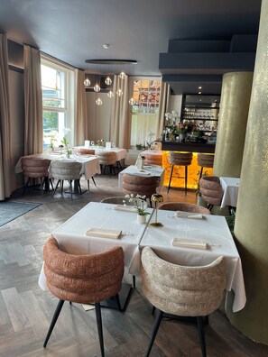 Lunch, dinner, brunch served; French cuisine, garden views  - Hotel du Parc de 7 heures (Spa)