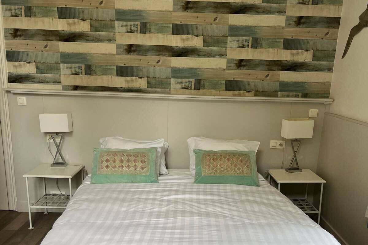 Chambre Double Deluxe | Salle de bain | Sèche-cheveux, serviettes fournies, savon, shampoing