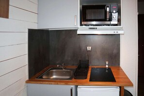 Réfrigérateur, micro-ondes, batterie de cuisine, vaisselle et ustensiles