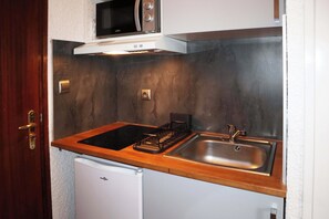 Fridge, microwave, cookware/dishes/utensils - travelski home select - Résidence Le 1650 - Studio 2 personnes 305 (Les Orres)