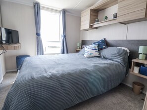 2 Schlafzimmer, individuell dekoriert, individuell eingerichtet