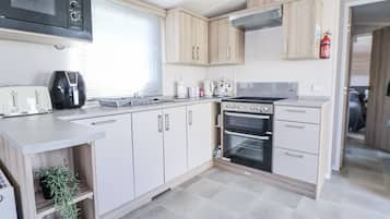 Een vaatwasser, kookgerei, borden en bestek