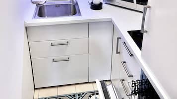 Kühlschrank, Geschirrspüler, Wasserkocher mit Kaffee-/Teezubehör