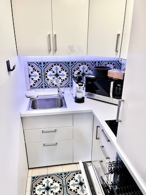 Kühlschrank, Geschirrspüler, Wasserkocher mit Kaffee-/Teezubehör
