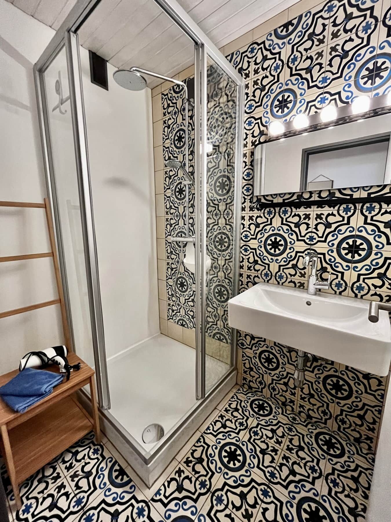 Secador de cabelo, toalhas de banho