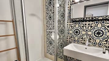 Secador de cabelo, toalhas de banho