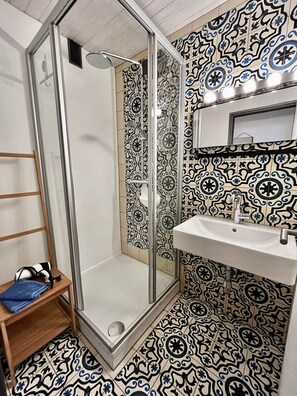 Secador de cabelo, toalhas de banho