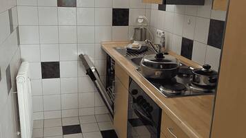 Kühlschrank, Mikrowelle, Herdplatte, Geschirrspüler