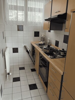 Kühlschrank, Mikrowelle, Herdplatte, Geschirrspüler