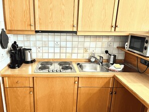 Frigorífic, microones, placa de cuina i cafetera i tetera