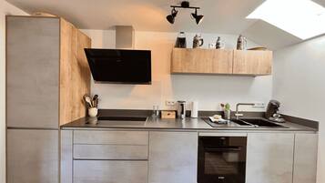 Fridge, stovetop, dishwasher